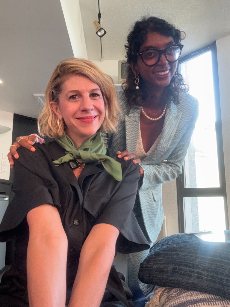 Séance de colorimétrie avec une comédienne chez Madouce Image : Madhuri avec sa cliente et un foulard de soie vert