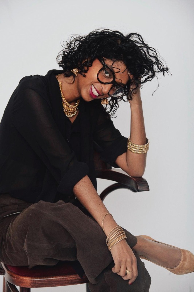 Portrait rayonnant de Madhuri, conseillère en image