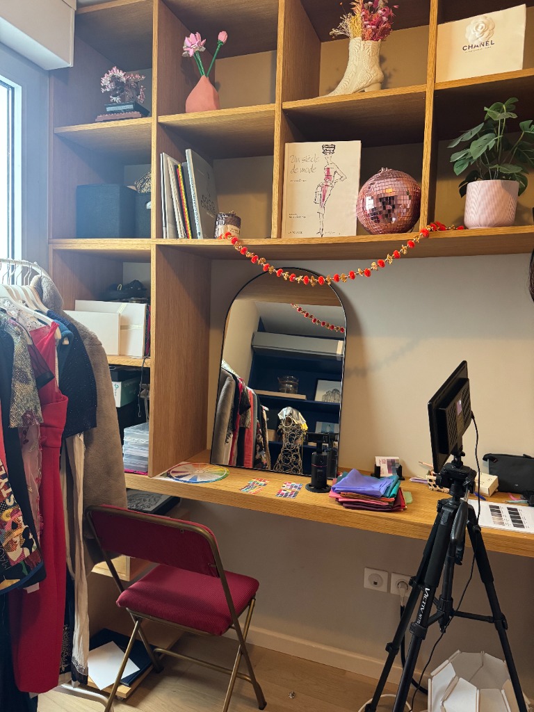 Espace showroom privé Madouce Image à Lille avec miroir, portants de vêtements et nuanciers de colorimétrie